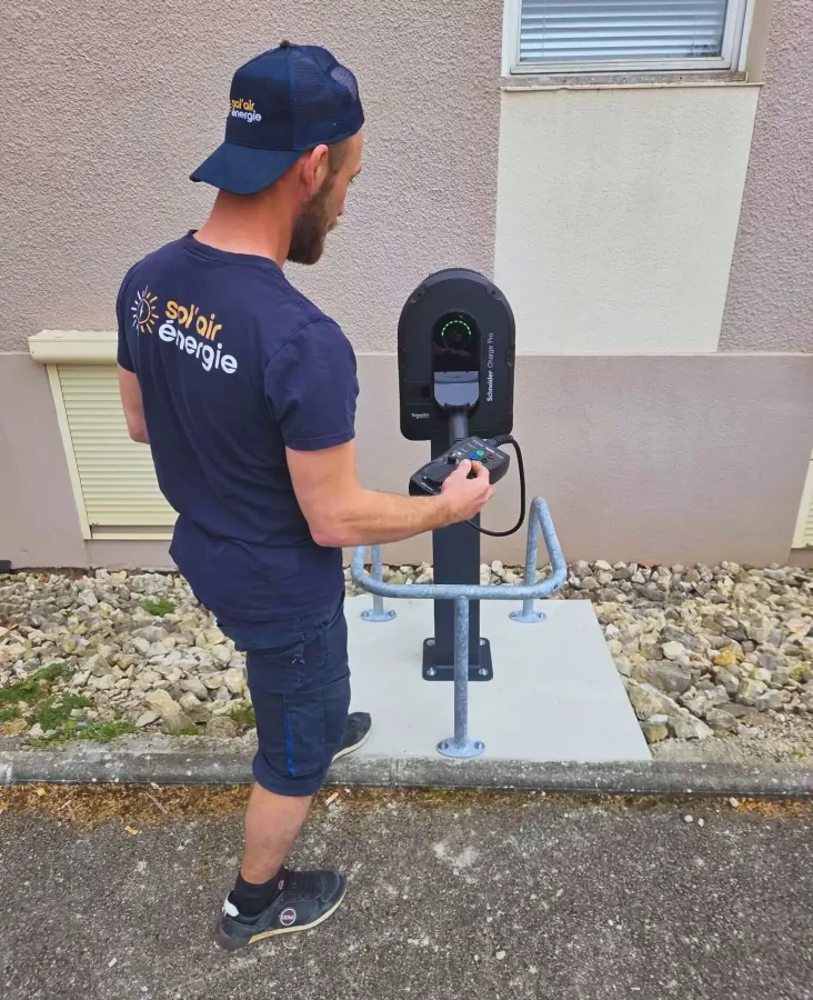 Michel, technicien électricien de Sol'Air Energie installe la borne VE Schneider Charge Pro