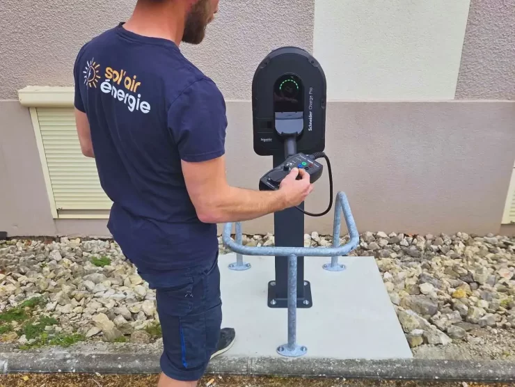 Michel, technicien électricien de Sol'Air Energie installe la borne VE Schneider Charge Pro