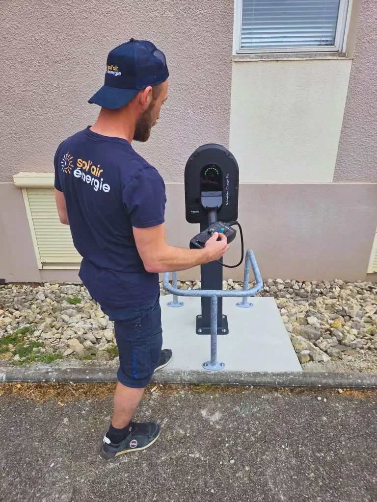 Michel, technicien électricien de Sol'Air Energie installe la borne VE Schneider Charge Pro