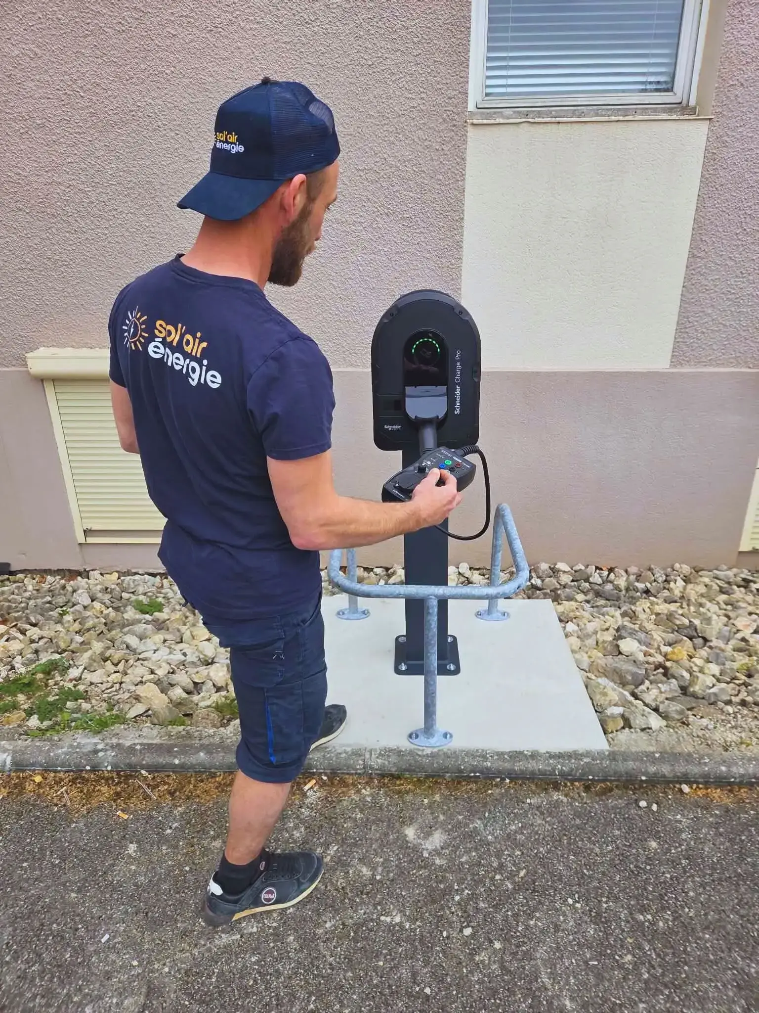 Michel, technicien électricien de Sol'Air Energie installe la borne VE Schneider Charge Pro