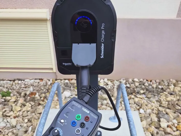 Finition de l'installation de la borne Schneider Pro