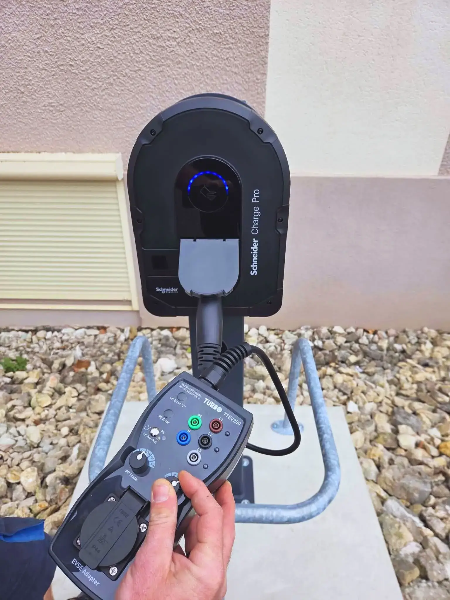 Finition de l'installation de la borne Schneider Pro