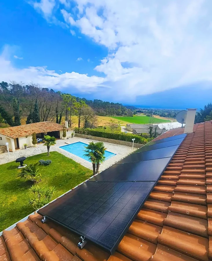 Image du toit avec les panneaux photovoltaïques | panneau solaire 500W
