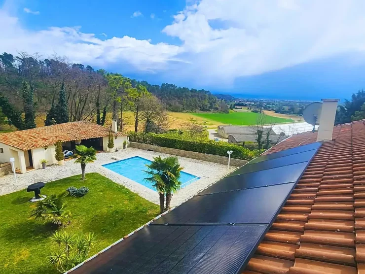 Image du toit avec les panneaux photovoltaïques | panneau solaire 500W
