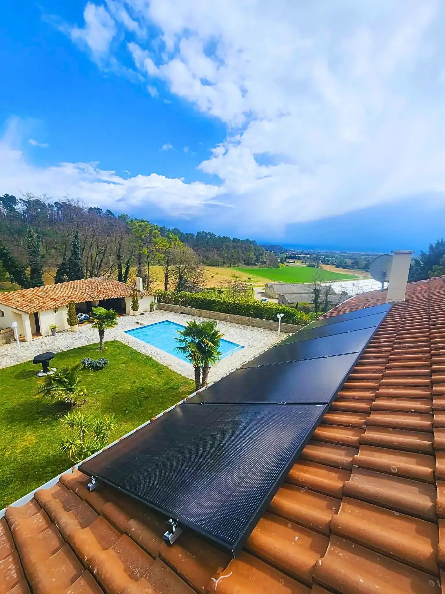 Image du toit avec les panneaux photovoltaïques | panneau solaire 500W