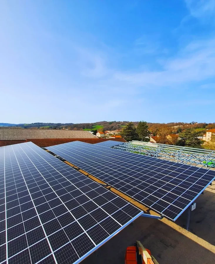 Installation d'ombrières photovoltaïques en cours