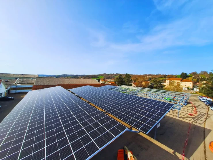 Installation d'ombrières photovoltaïques en cours