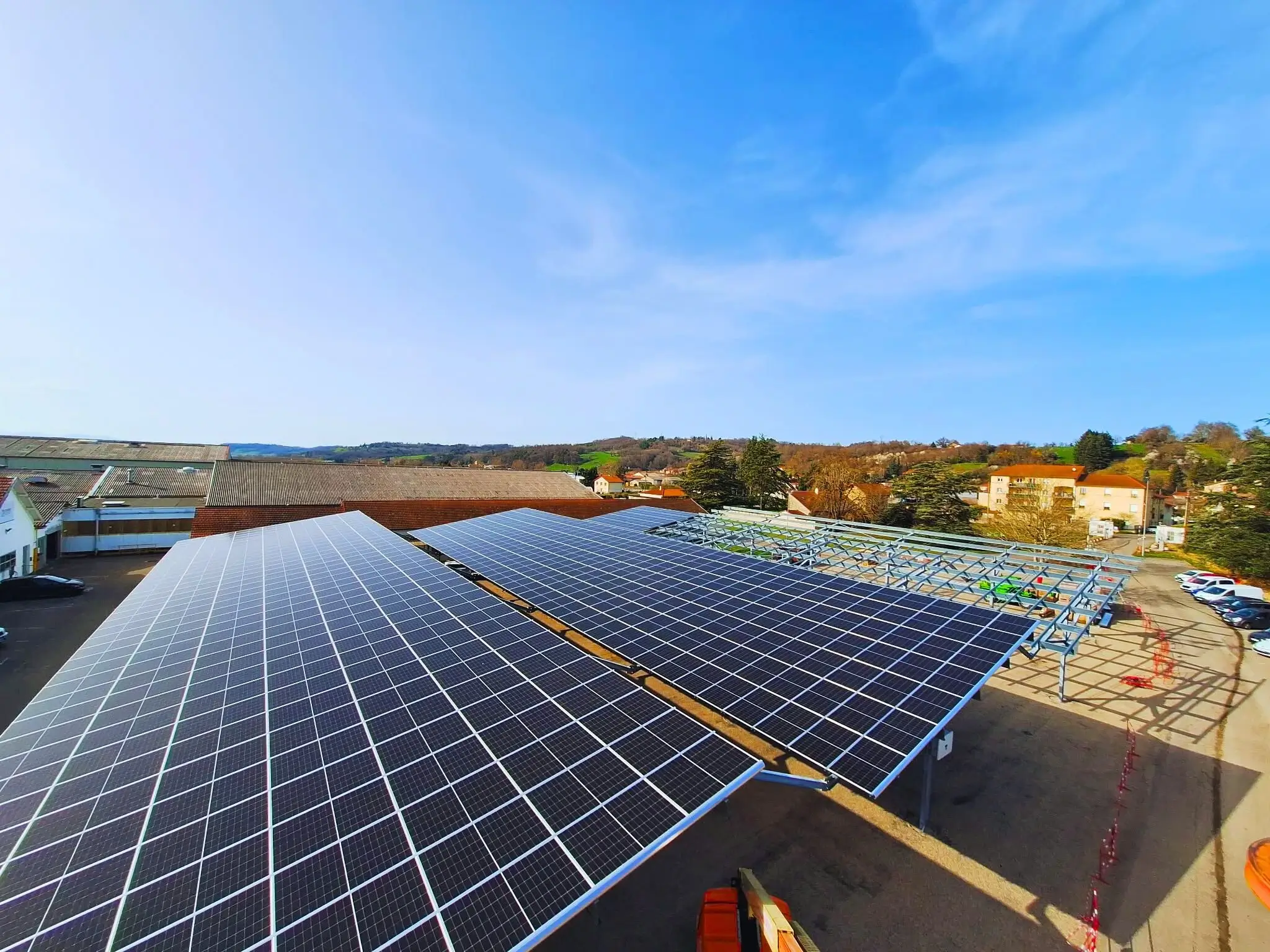 Installation d'ombrières photovoltaïques en cours