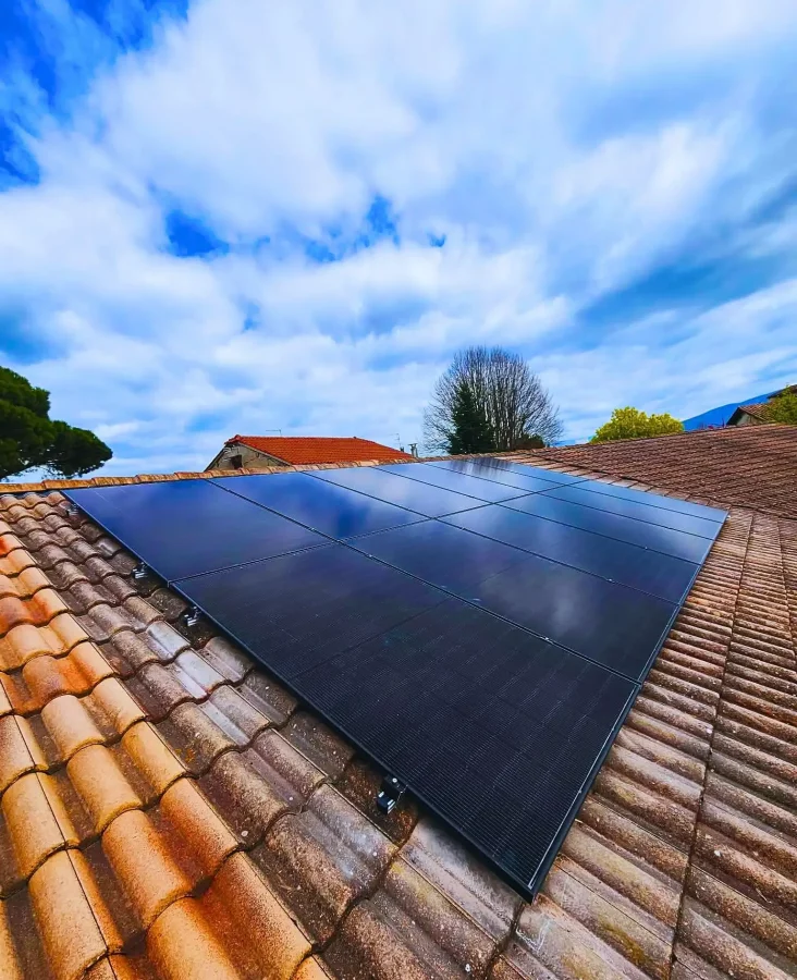 Panneaux solaires photovoltaïques sous un ciel bleu