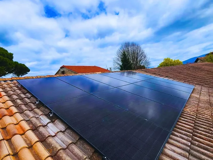 Panneaux solaires photovoltaïques sous un ciel bleu