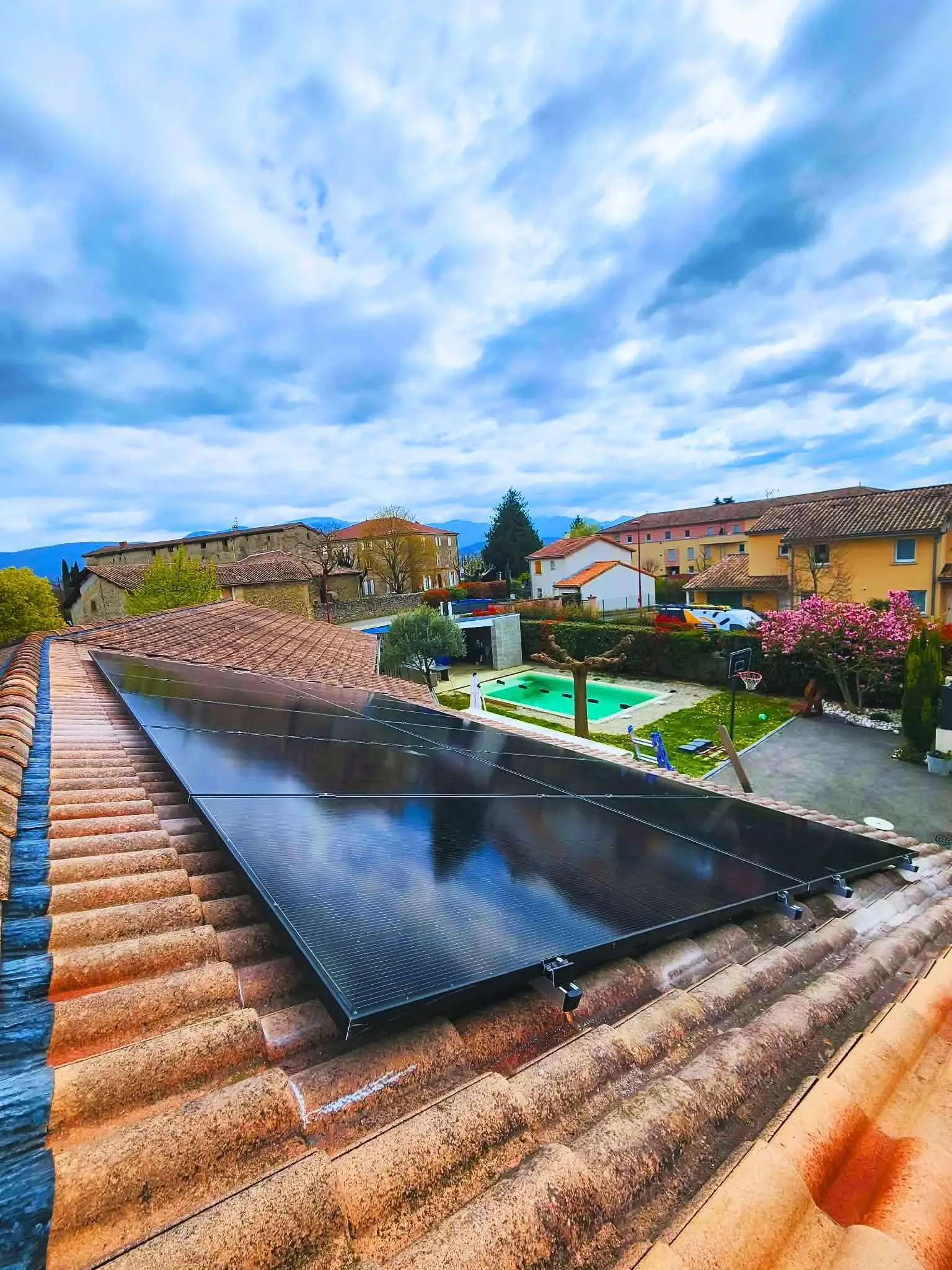 Panneaux photovoltaïques posés sur un toit tuile dans la drôme