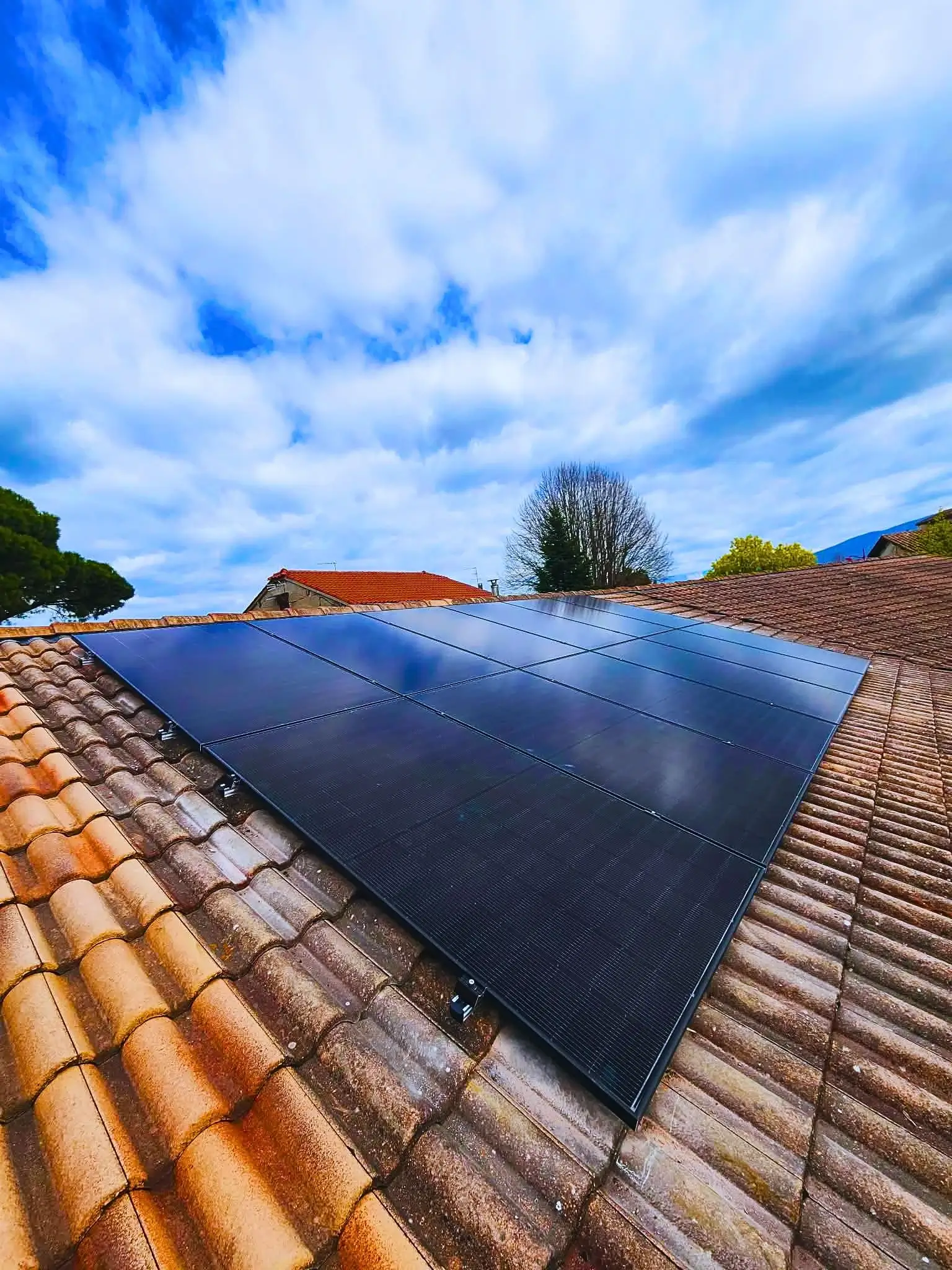 Panneaux solaires photovoltaïques sous un ciel bleu