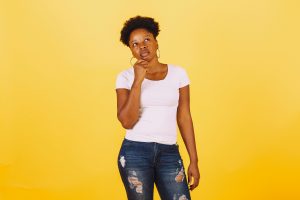 Femme qui se pose une question - la vérité sur les panneaux solaires