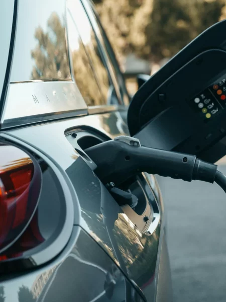 Une voiture qui est entrain de recharger | Prix carburant
