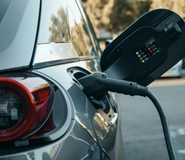 Une voiture qui est entrain de recharger | Prix carburant