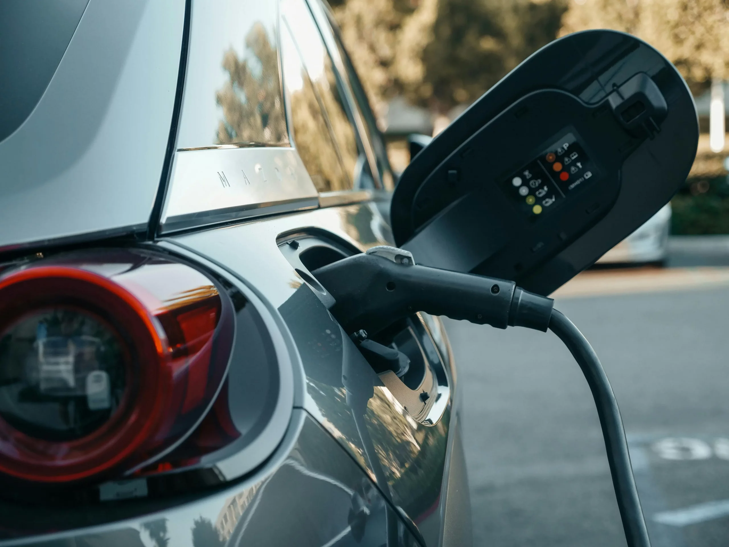 Une voiture qui est entrain de recharger | Prix carburant