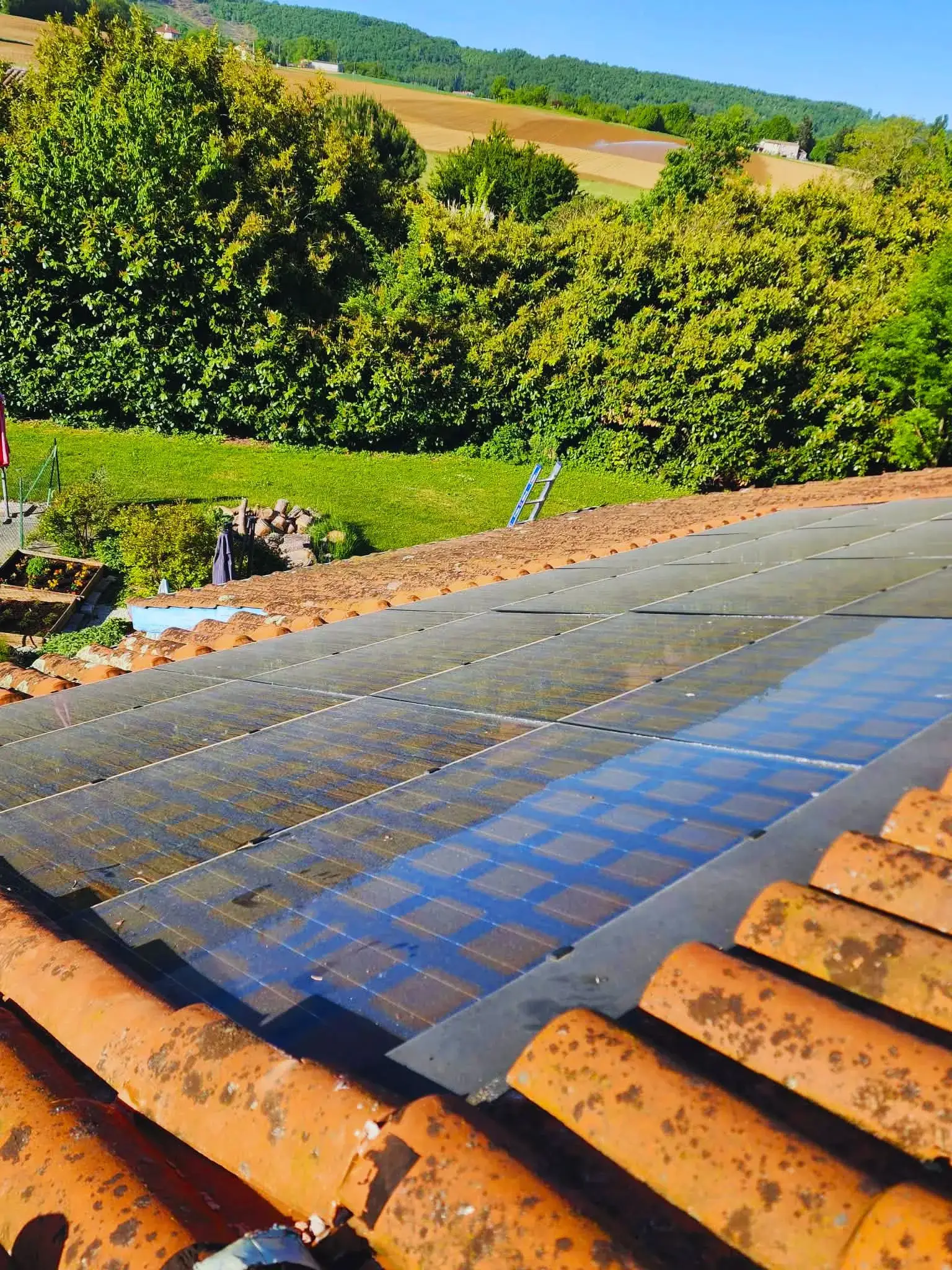 Panneaux photovoltaïques sales et poussiéreux