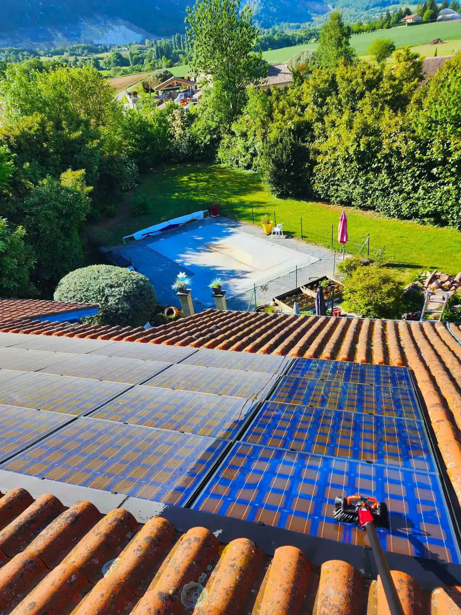 Panneau photovoltaïque, nettoyage en cours
