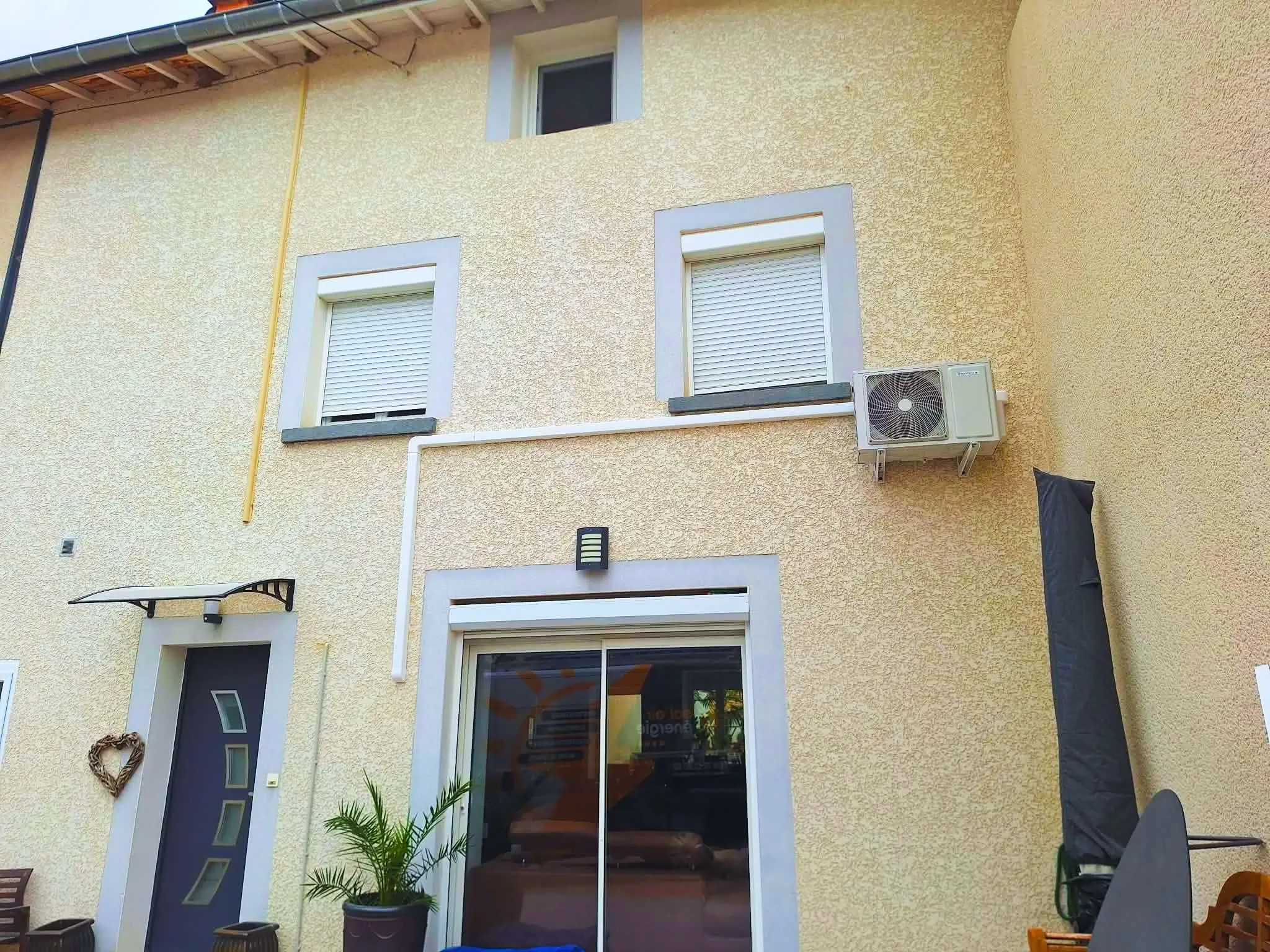 Climatiseur Unité Extérieure qui transfère la chaleur de l'intérieur vers l'extérieur de la maison