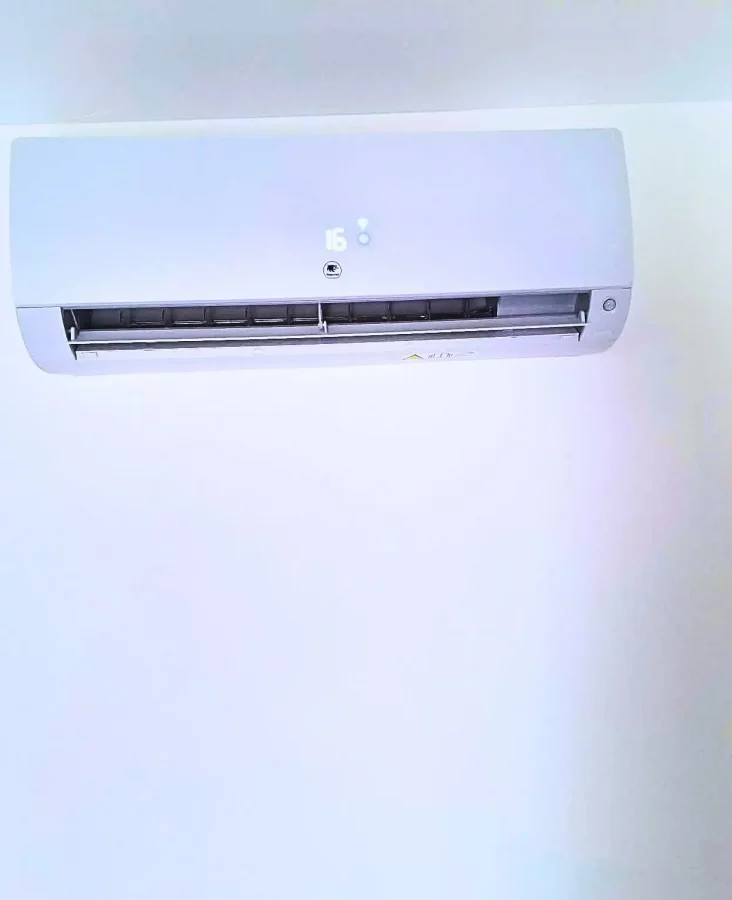 Climatiseur Réversible qui diffuse de la chaleur en hiver et du frais en été.