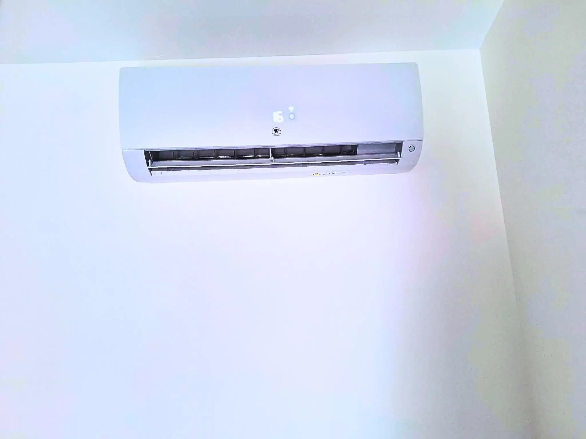Climatiseur Réversible qui diffuse de la chaleur en hiver et du frais en été.