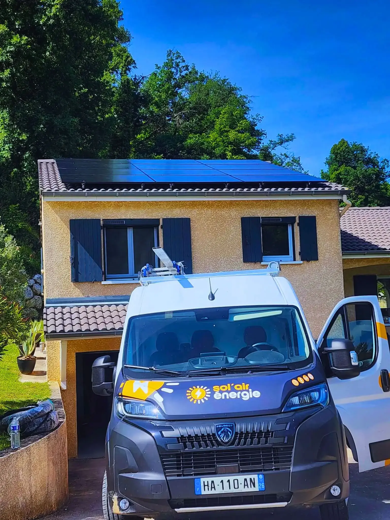 Photo de la maison avec les panneaux photovoltaïque | Installation de panneaux solaire pour particuliers