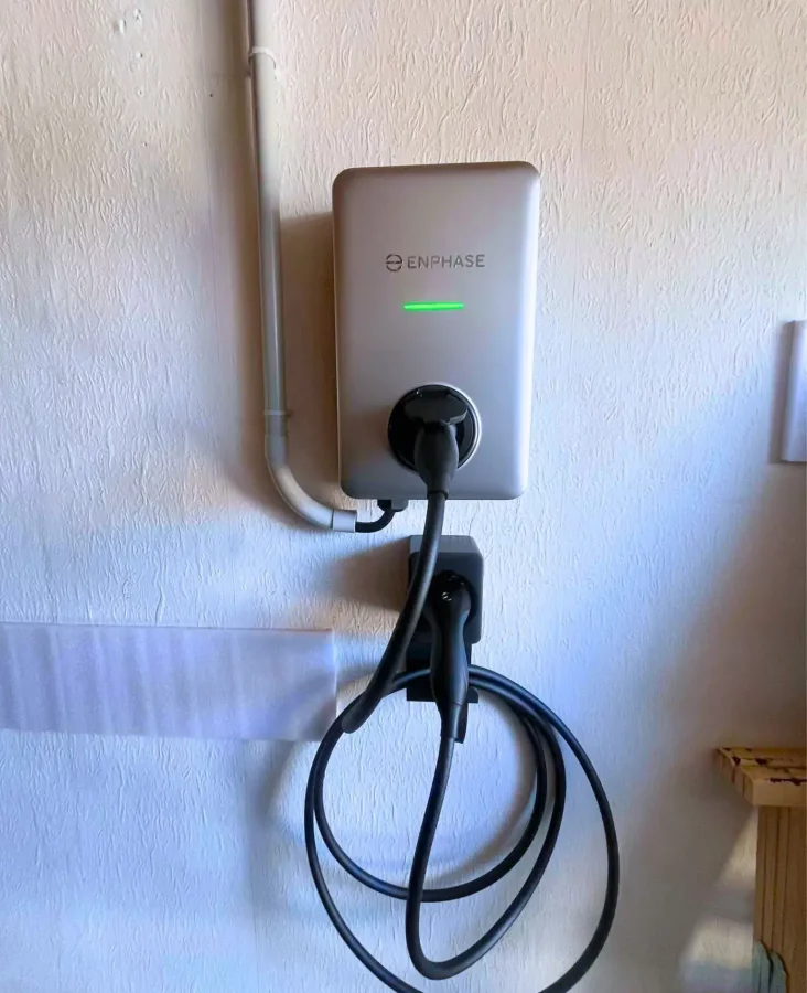 Borne de recharge Enphase installée dans un garage particulier