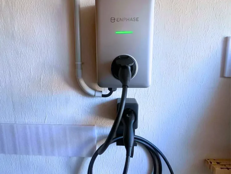 Borne de recharge Enphase installée dans un garage particulier