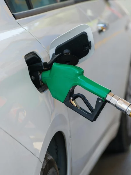 Image d'une voiture qui met de l'essence | Combien coûte la recharge d'un véhicule ?