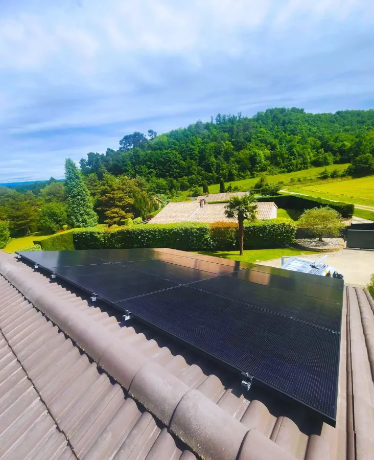 Photo en gros plan des panneaux photovoltaïque | Installation de panneaux solaire pour particuliers