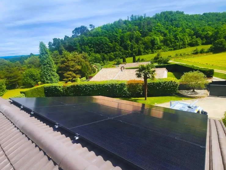Photo en gros plan des panneaux photovoltaïque | Installation de panneaux solaire pour particuliers
