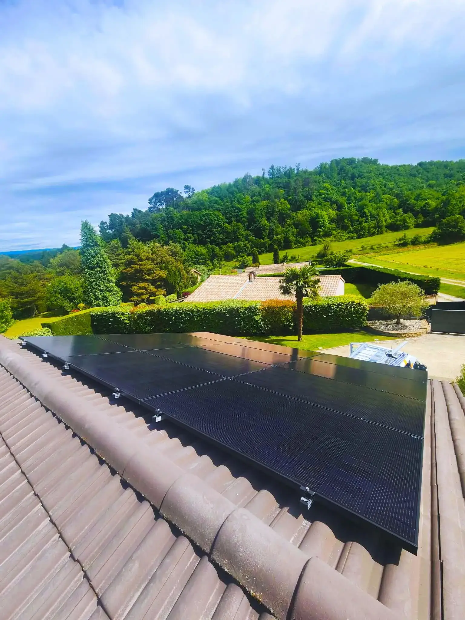 Photo en gros plan des panneaux photovoltaïque | Installation de panneaux solaire pour particuliers