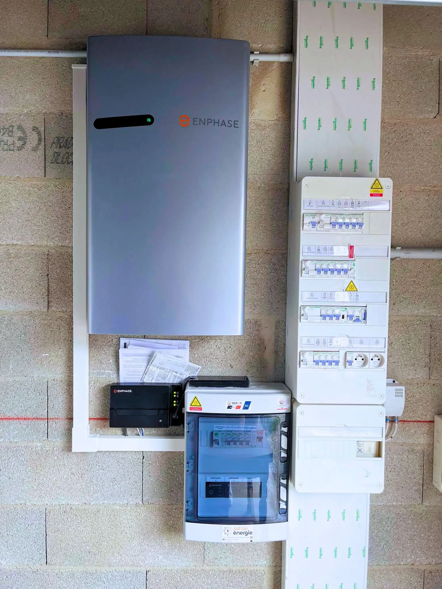 Batterie de stockage pour l'énergie solaire produite par les panneaux photovoltaïques