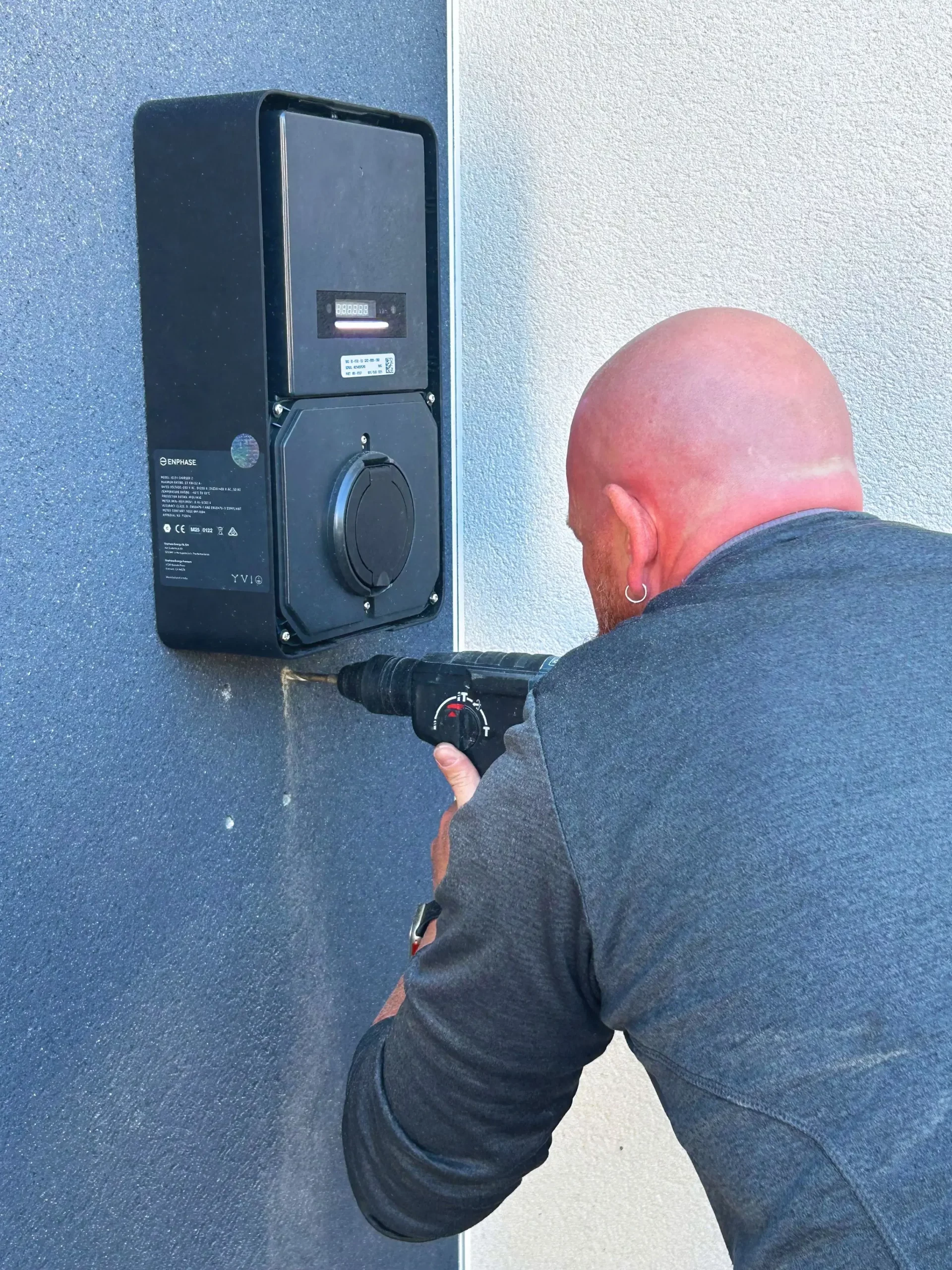 Installation en cours d'une borne de charge pour voiture électrique