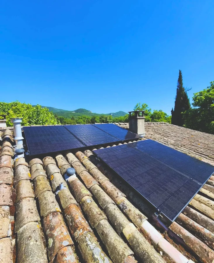 Panneaux photovoltaiques posés sur le toit