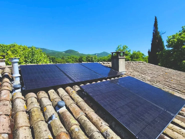 Panneaux photovoltaiques posés sur le toit