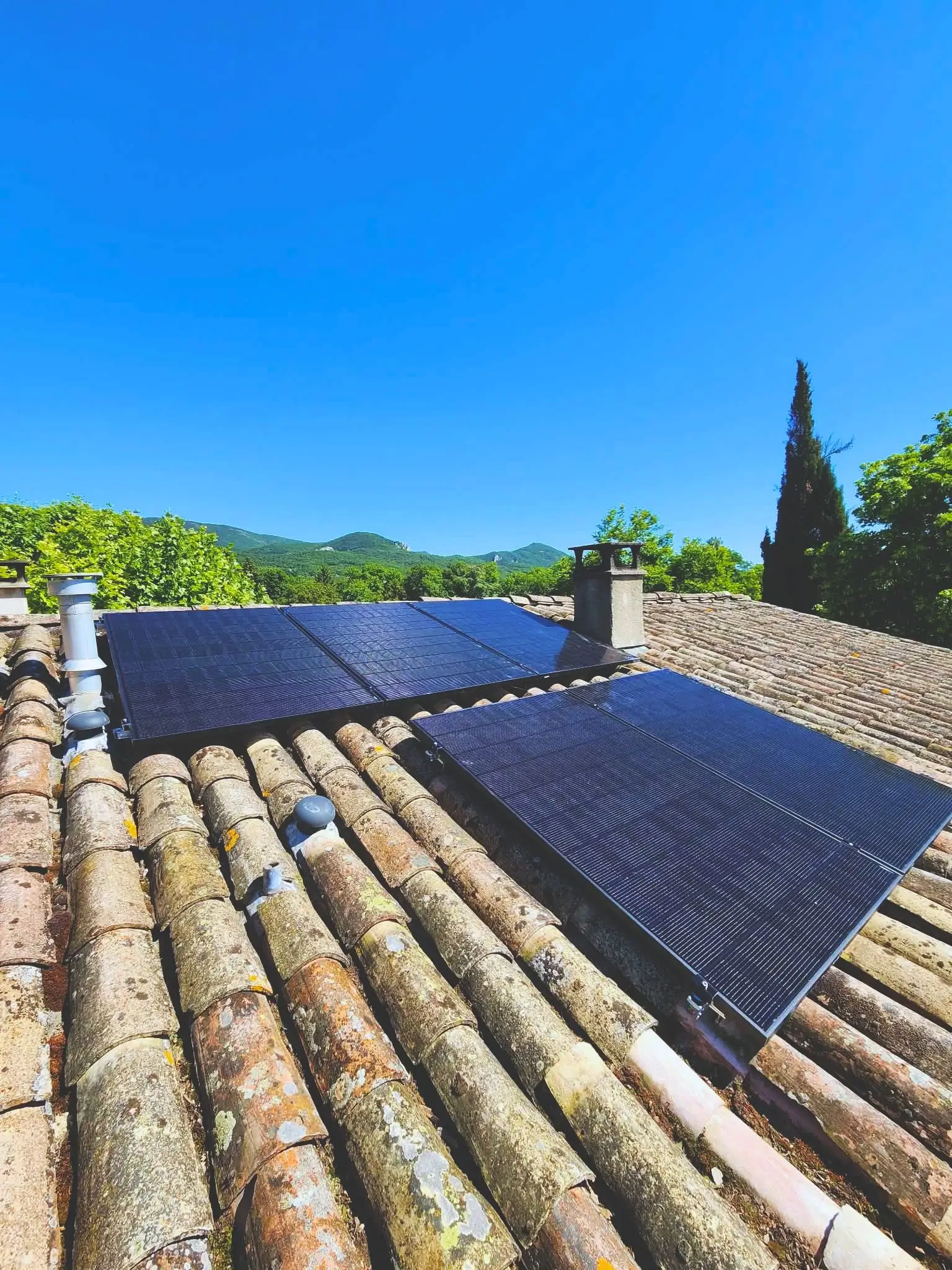 Panneaux photovoltaiques posés sur le toit