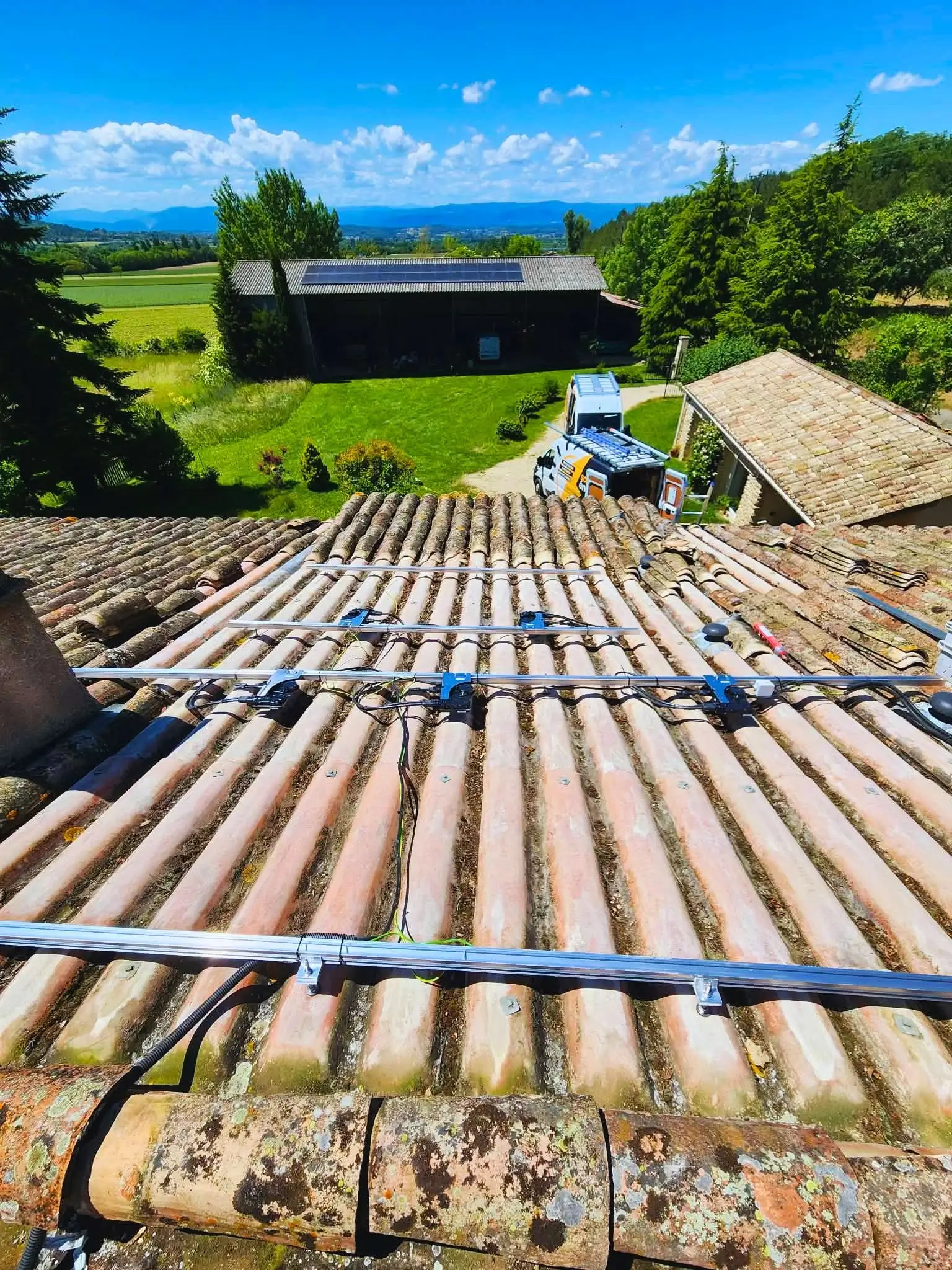 Structure pour panneaux photovoltaïques avec micro onduleurs