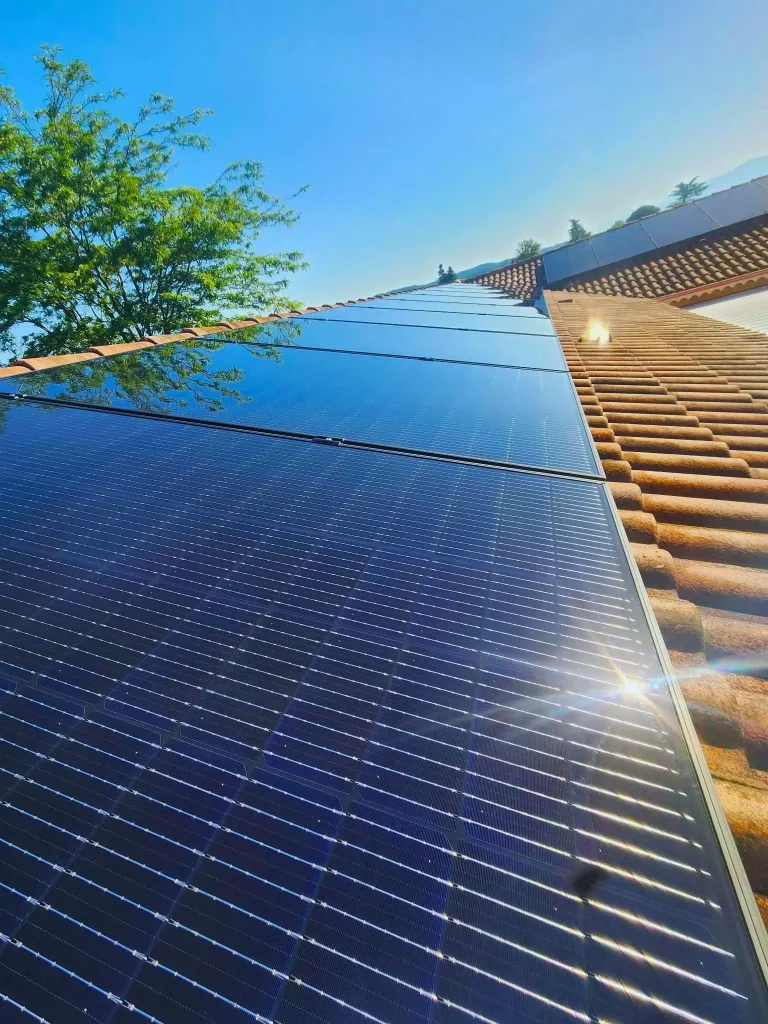 Installation photovoltaïque comme neuve après un entretien complet réalisé par la société Sol'Air Energie.