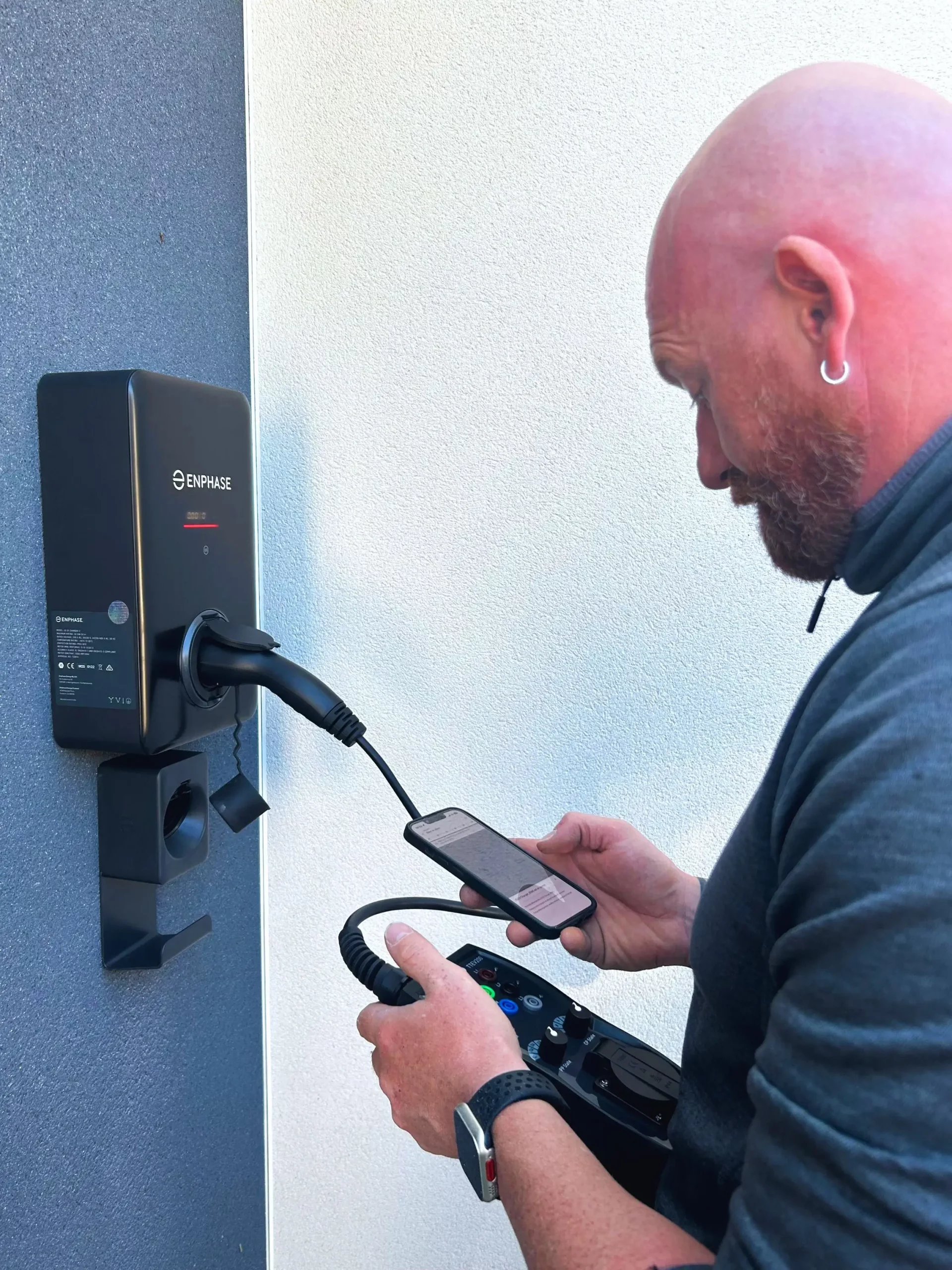 Mise en service de la borne de charge Enphase par Alain, technicien chez Sol'Air Energie