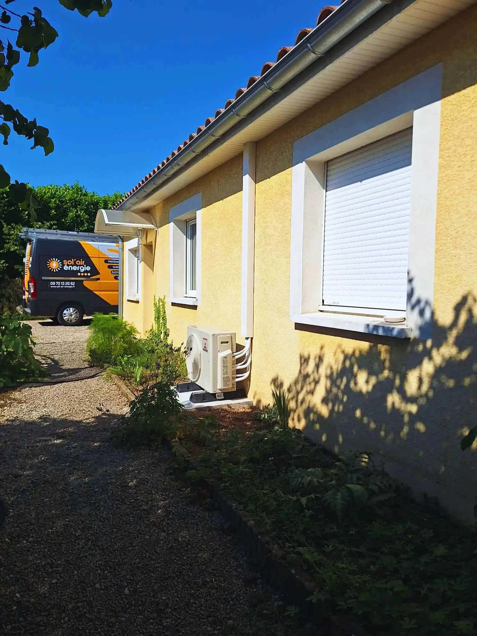 Sol'Air Energie en pleine installation d'une clim