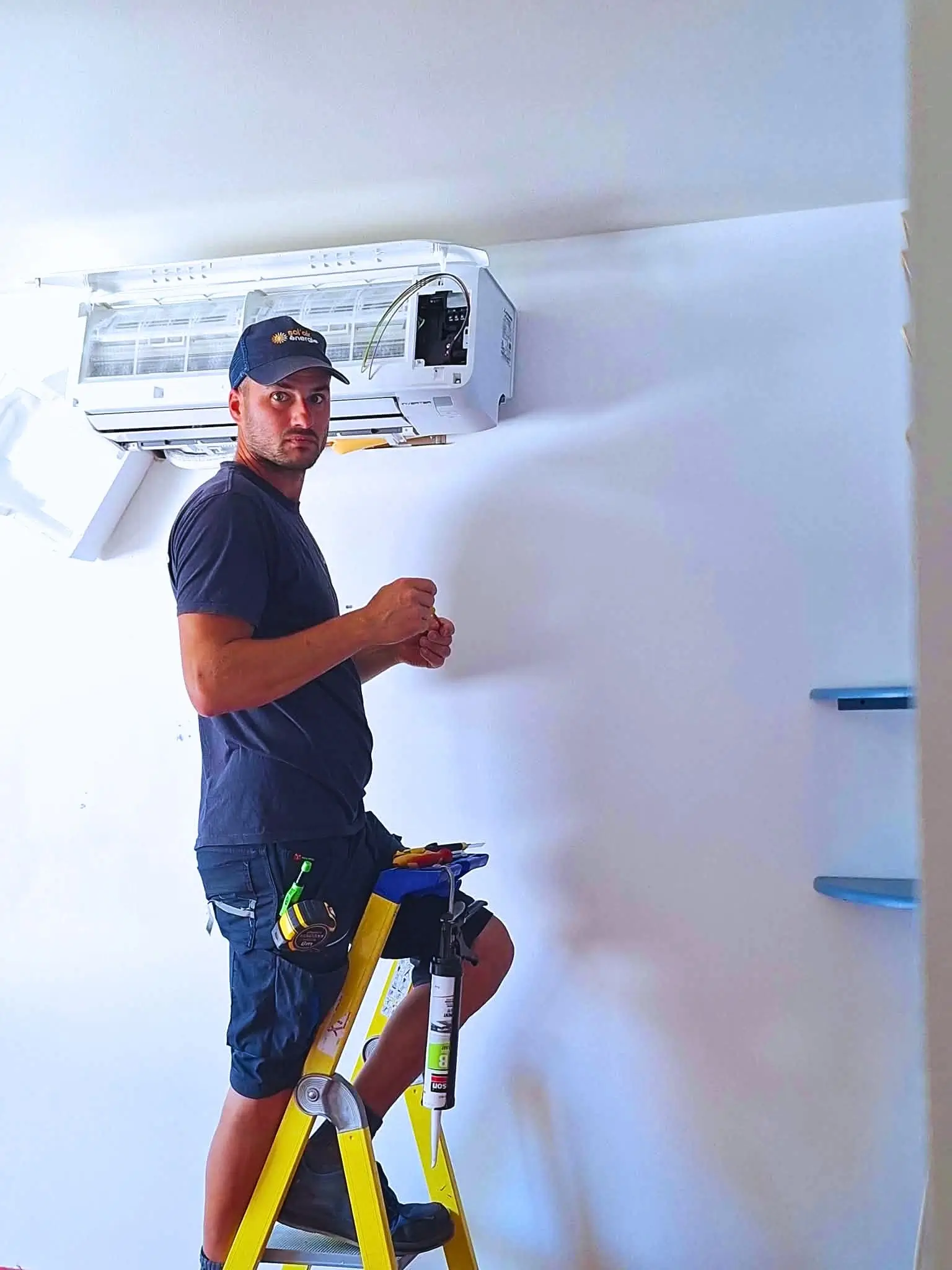 Installation d'une climatisation en cours