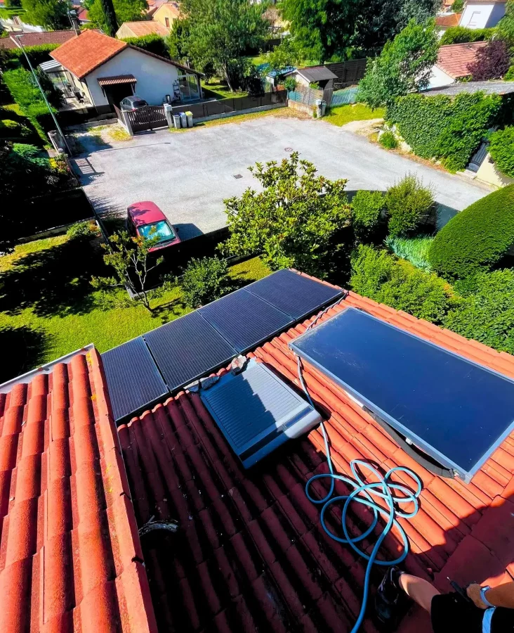 Panneaux solaires photovoltaïques, entretien en cours
