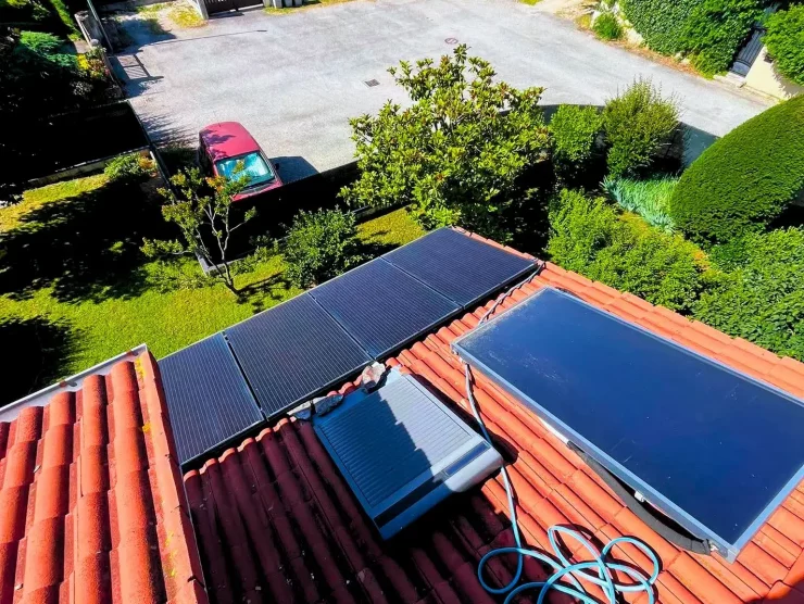 Panneaux solaires photovoltaïques, entretien en cours
