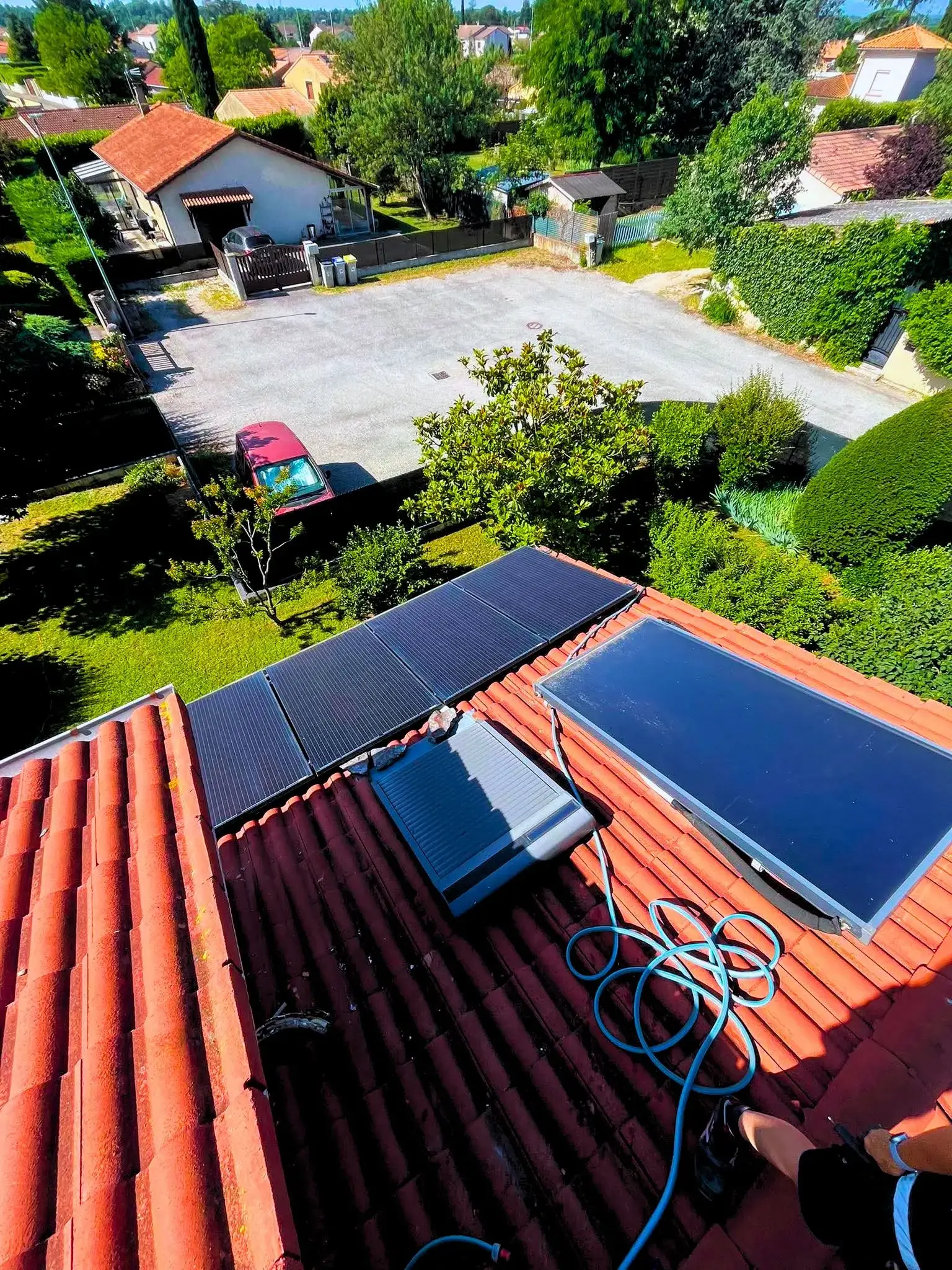Panneaux solaires photovoltaïques, entretien en cours