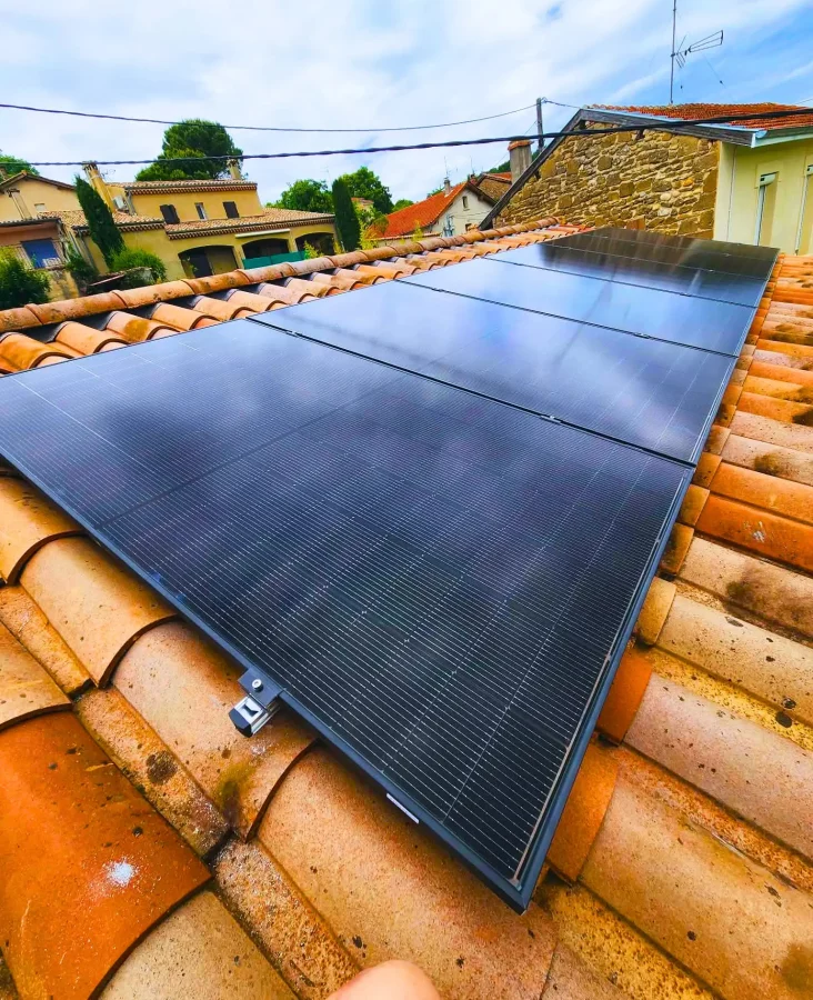Quatre panneaux photovoltaïques sur un toit à Mours-st-Eusèbe
