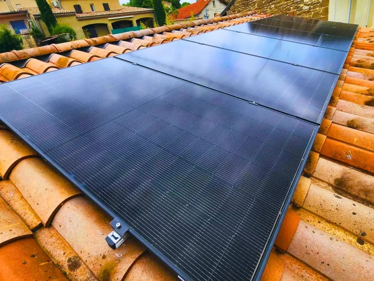 Quatre panneaux photovoltaïques sur un toit à Mours-st-Eusèbe