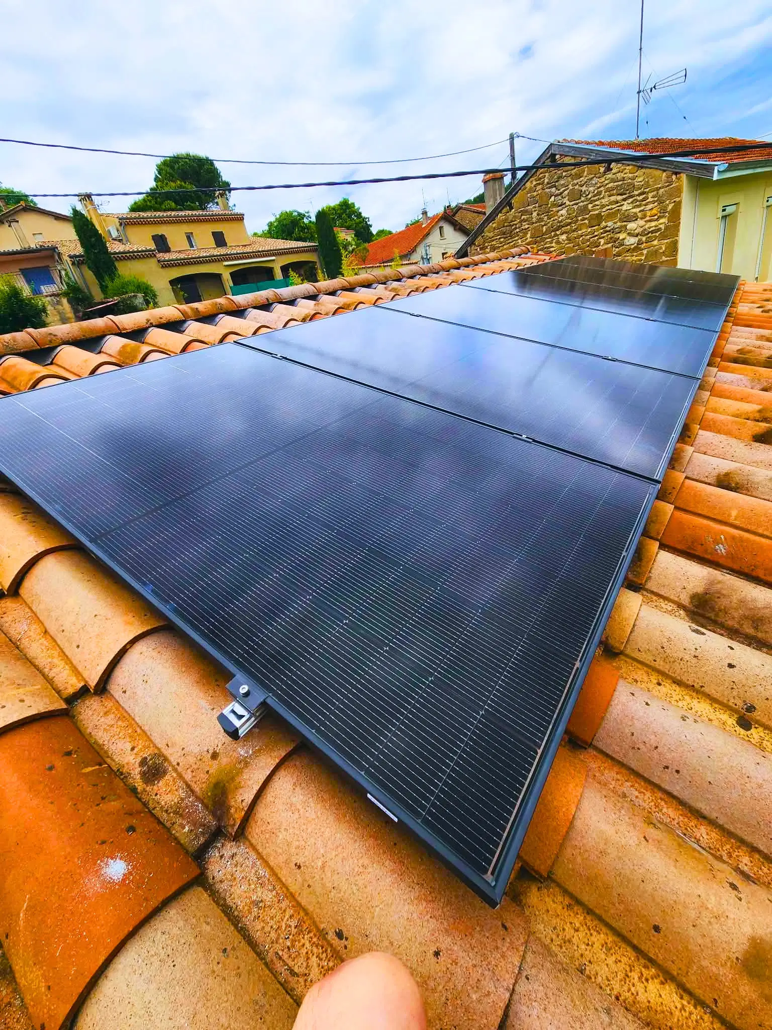 Quatre panneaux photovoltaïques sur un toit à Mours-st-Eusèbe