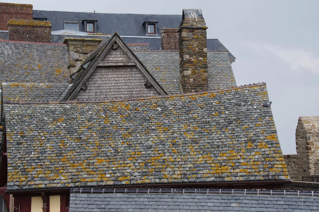 Toits en pente en ardoise