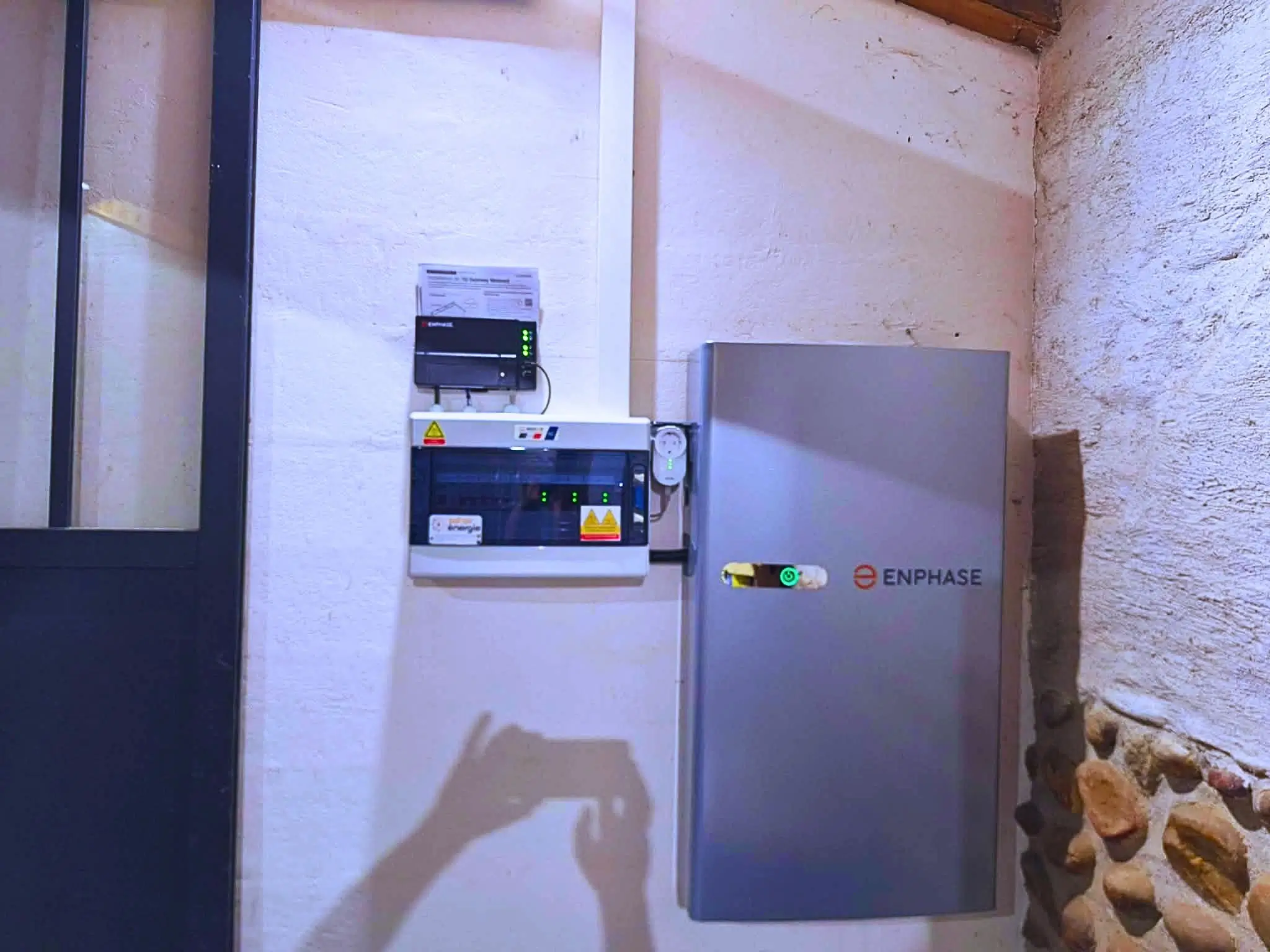 Batterie enphase avec coffret Madenr. Elements essentiels d'une installation photovoltaïque